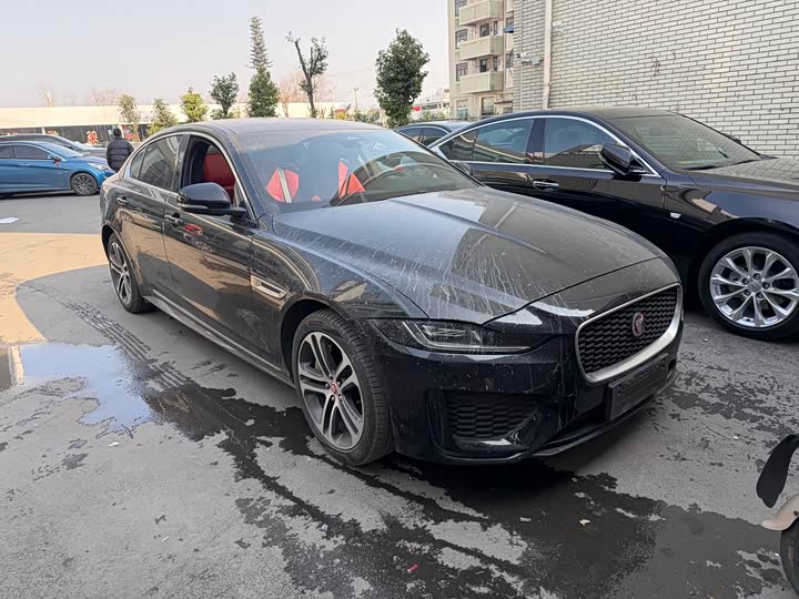 Фото 2 - Jaguar XE L