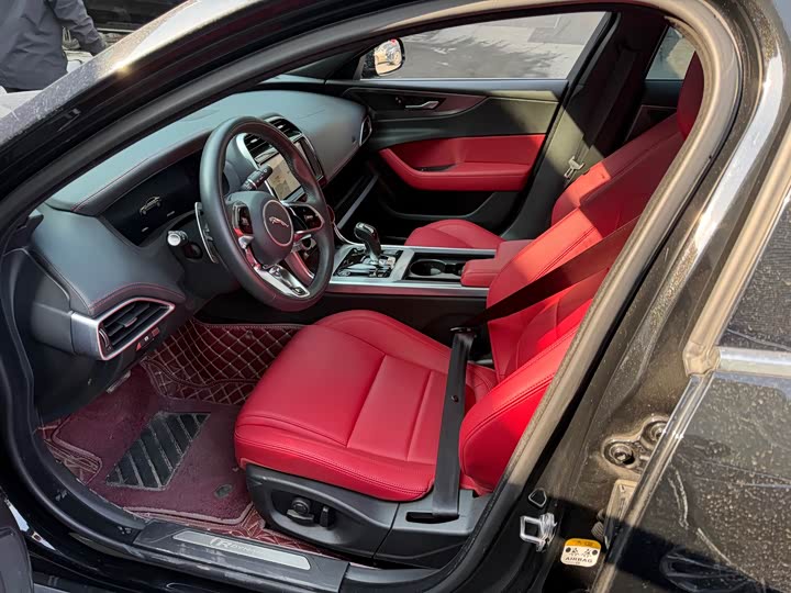 Фото 3 - Jaguar XE L