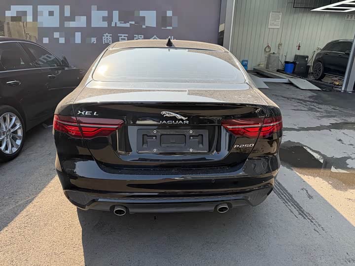 Фото 8 - Jaguar XE L