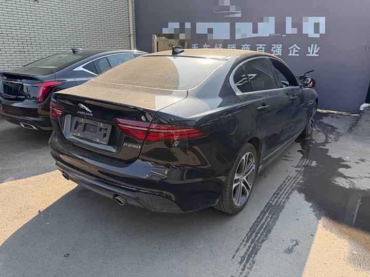 Фото 9 - Jaguar XE L