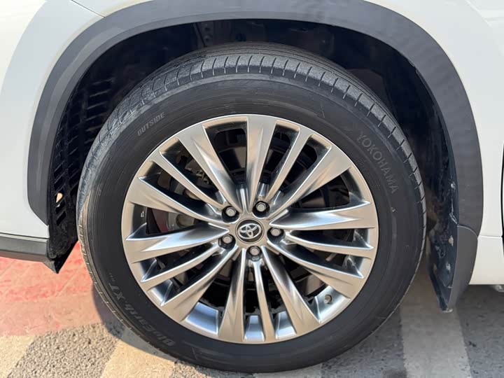 Фото 9 - Toyota Highlander