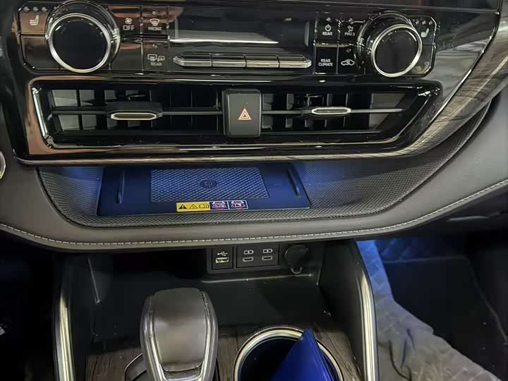 Фото 7 - Toyota Crown Kluger