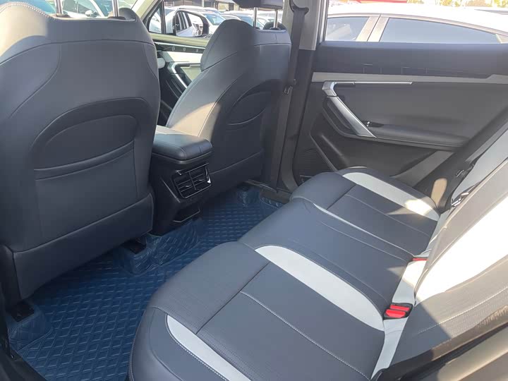 Фото 6 - Geely Atlas L