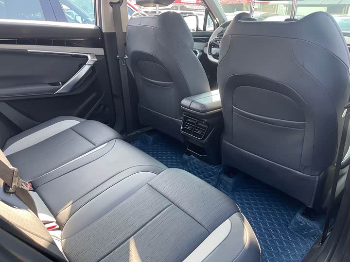 Фото 8 - Geely Atlas L