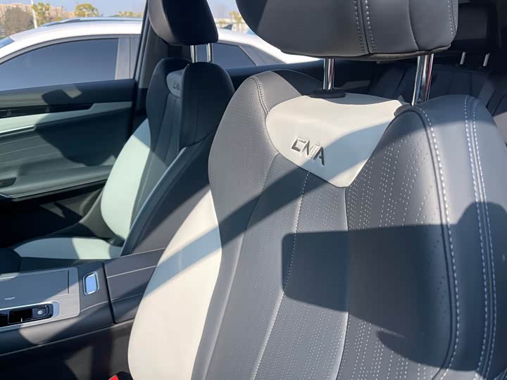 Фото 9 - Geely Atlas L