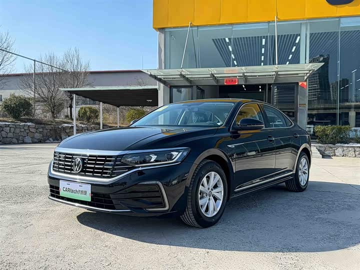 Фото 1 - Volkswagen Passat Hybrid