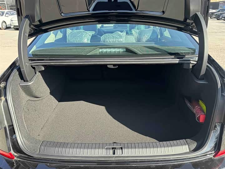 Фото 8 - Volkswagen Passat Hybrid