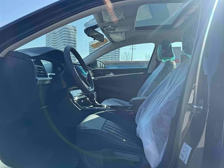 Фото 9 - Volkswagen Passat Hybrid