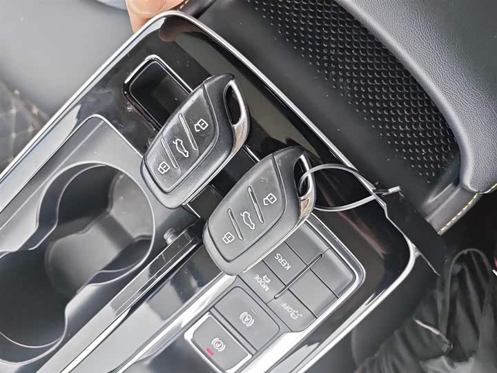 Фото 9 - Roewe i6 Max EV