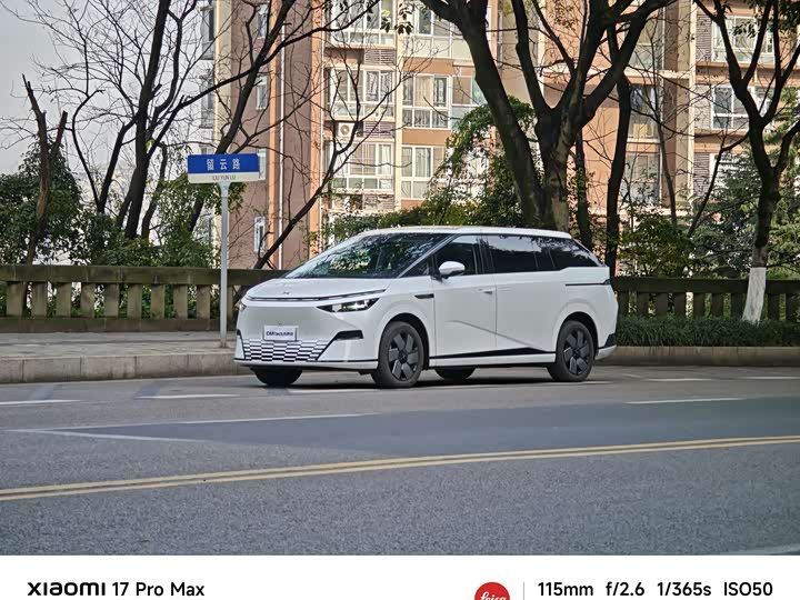 Фото 1 - XPeng X9