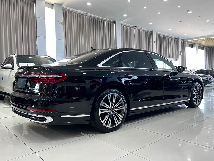 Фото 3 - Audi A8