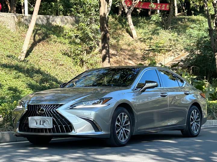 Фото 1 - Lexus ES