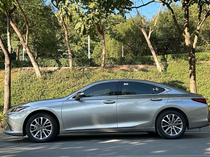 Фото 3 - Lexus ES