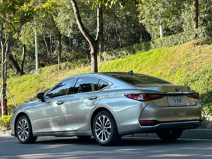 Фото 4 - Lexus ES