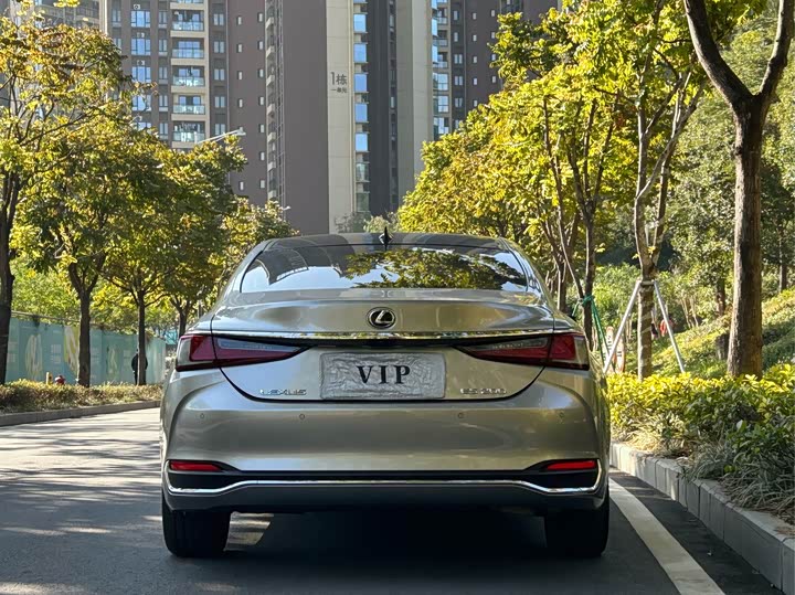 Фото 5 - Lexus ES