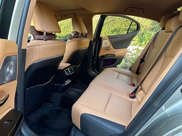 Фото 7 - Lexus ES