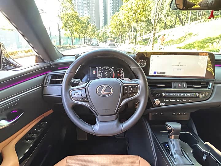 Фото 9 - Lexus ES