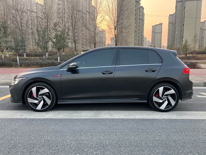 Фото 2 - Volkswagen Golf GTI