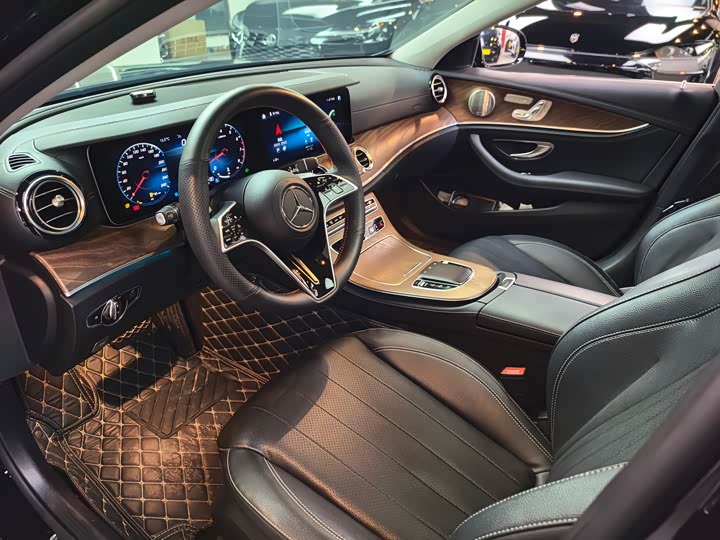 Фото 3 - Mercedes-Benz E-Class