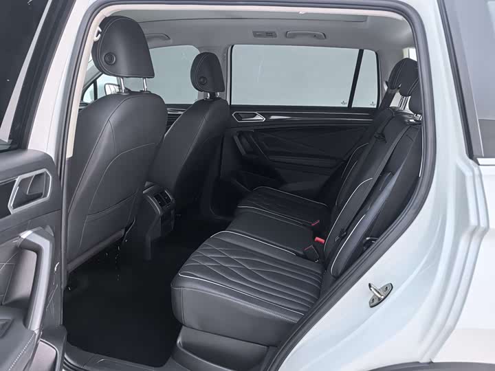 Фото 8 - Volkswagen Tiguan L Pro