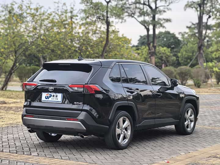 Фото 4 - Toyota RAV4