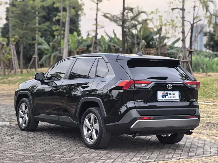 Фото 6 - Toyota RAV4