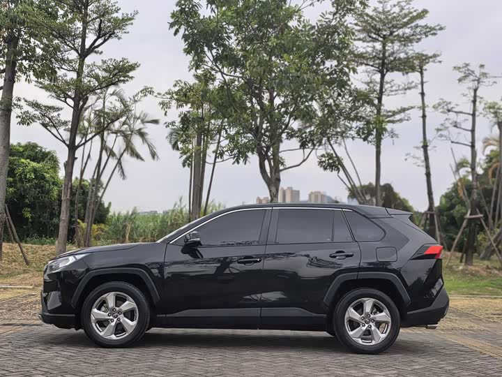 Фото 7 - Toyota RAV4