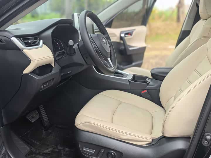 Фото 8 - Toyota RAV4