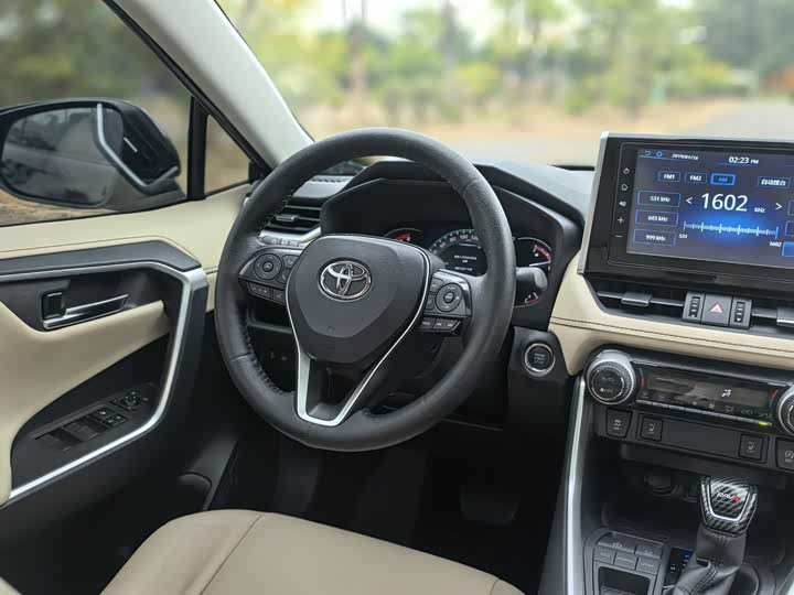 Фото 9 - Toyota RAV4