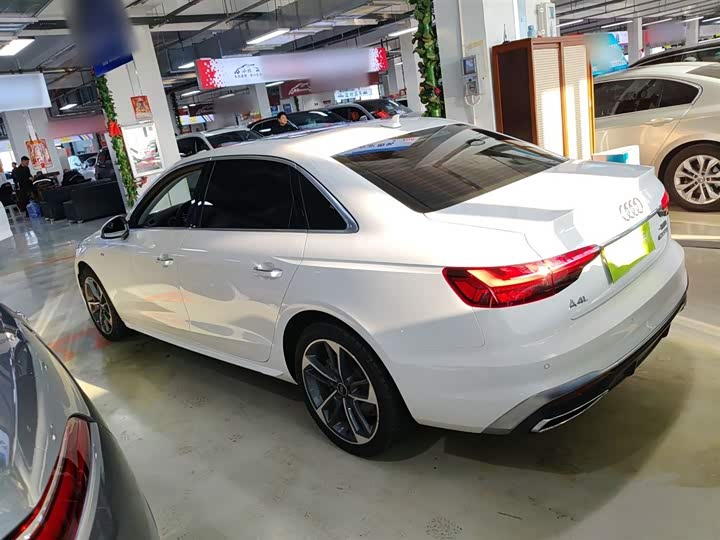 Фото 5 - Audi A4L