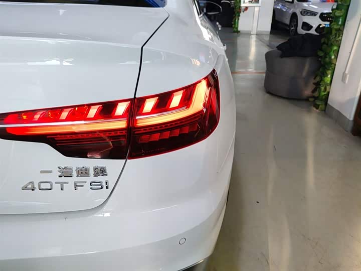 Фото 8 - Audi A4L