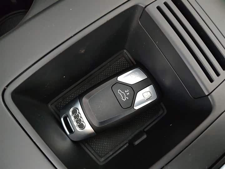 Фото 9 - Audi A4L