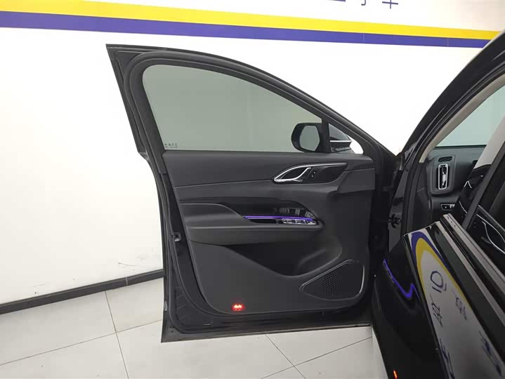 Фото 7 - Hongqi HS3 Hybrid