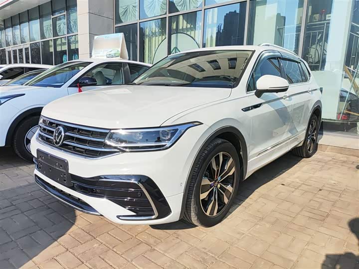 Фото 1 - Volkswagen Tiguan L Pro