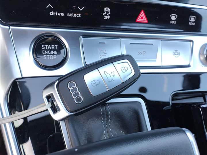 Фото 9 - Audi A7L