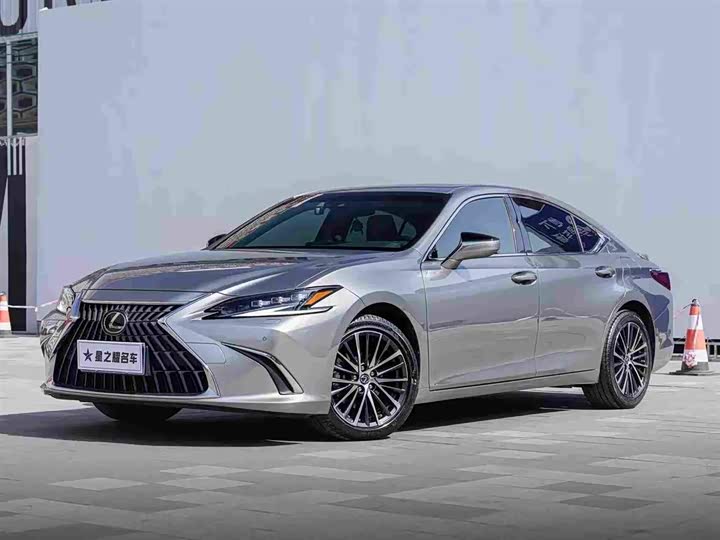 Фото 1 - Lexus ES