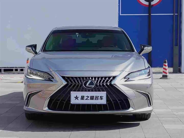 Фото 2 - Lexus ES