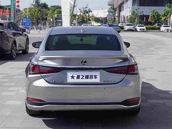 Фото 3 - Lexus ES