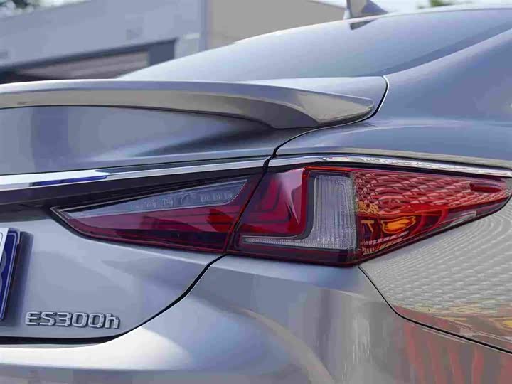 Фото 7 - Lexus ES