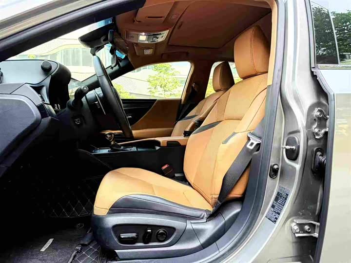 Фото 8 - Lexus ES