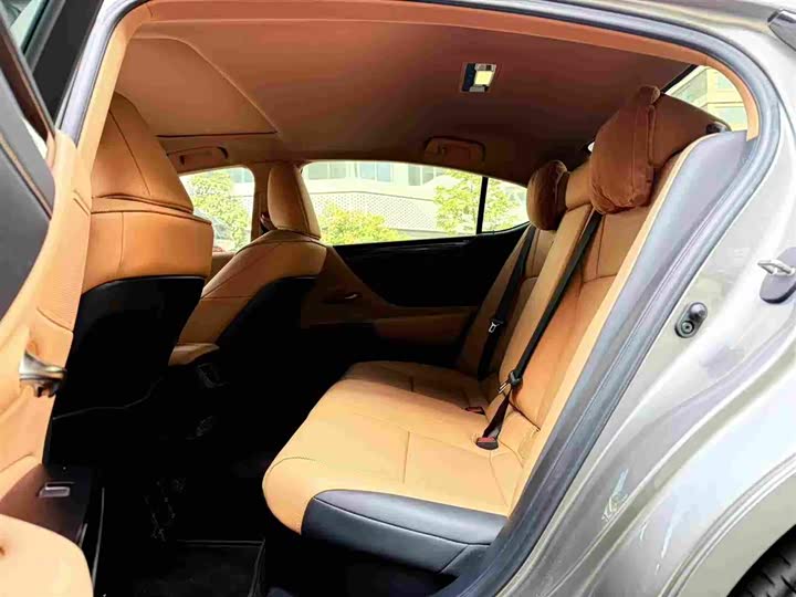 Фото 9 - Lexus ES