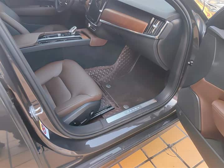 Фото 8 - Volvo S90