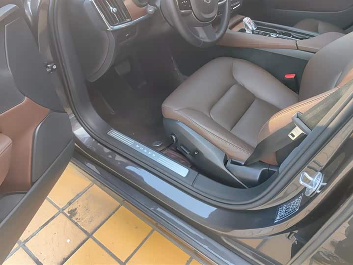 Фото 9 - Volvo S90