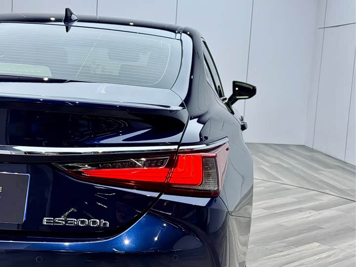 Фото 3 - Lexus ES