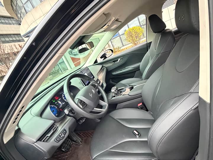 Фото 8 - Hongqi E-QM5