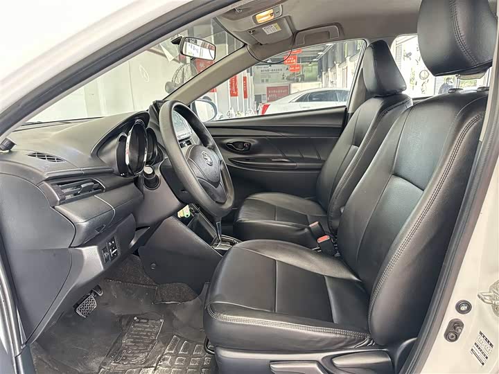 Фото 4 - Toyota Yaris L Hatchback