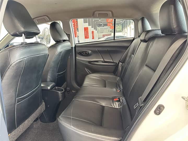 Фото 5 - Toyota Yaris L Hatchback