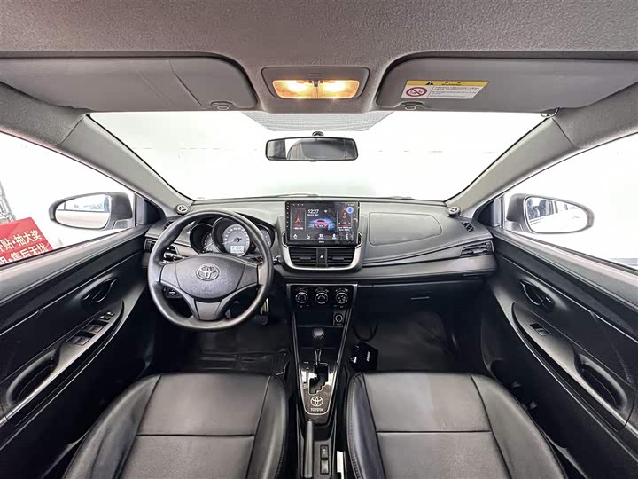 Фото 6 - Toyota Yaris L Hatchback