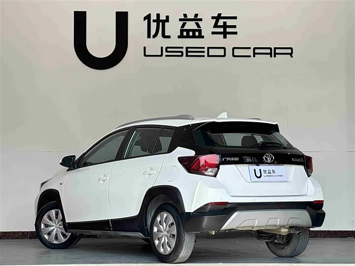 Фото 7 - Toyota Yaris L Hatchback