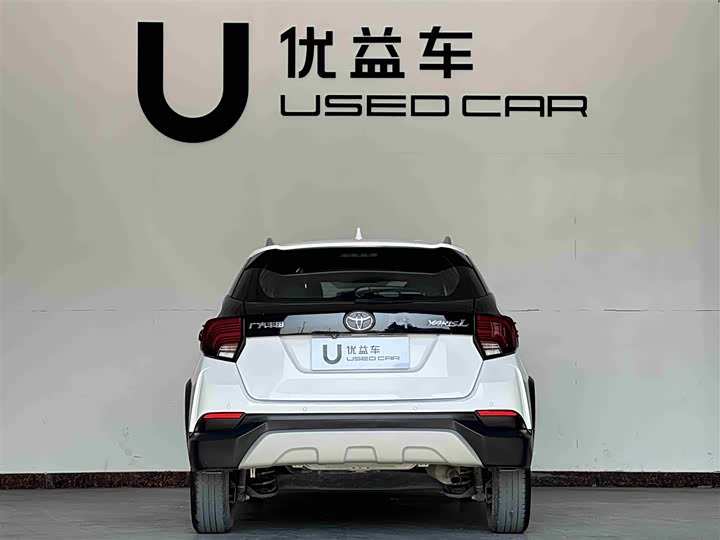 Фото 8 - Toyota Yaris L Hatchback